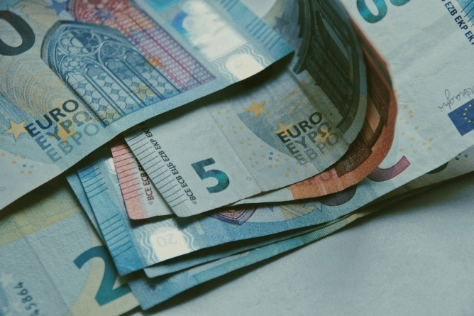 Leul se depreciază, creșterea economică abia atinge 0,4%. Analiștii financiari, tot mai pesimiști