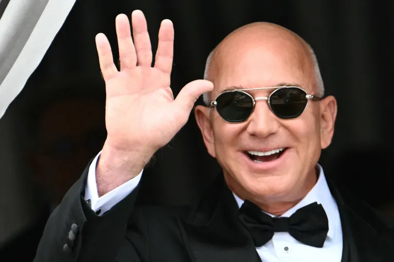 Jeff Bezos vrea ca jumătatea inferioară a americanilor să nu mai plătească impozit pe venit. „O asistentă din Queens plătește 1.000 $/lună”